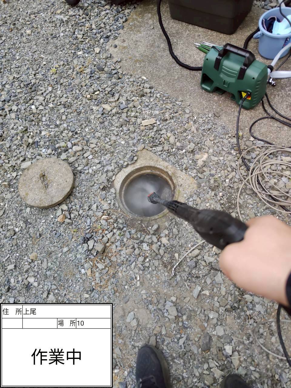 埼玉県上尾市 排水桝の油汚れを高圧洗浄で除去中
