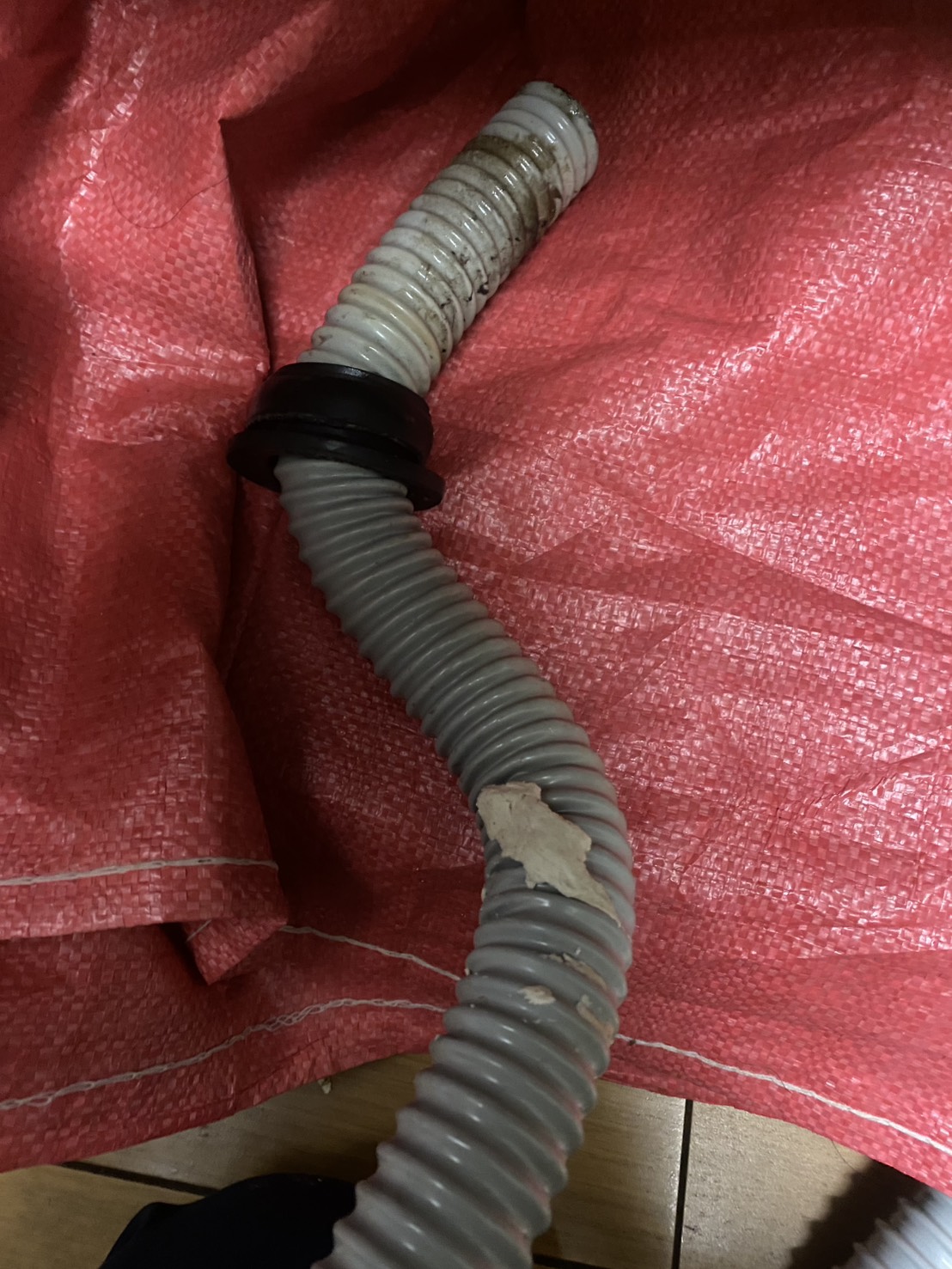 東京都文京区 台所水漏れ 作業中①