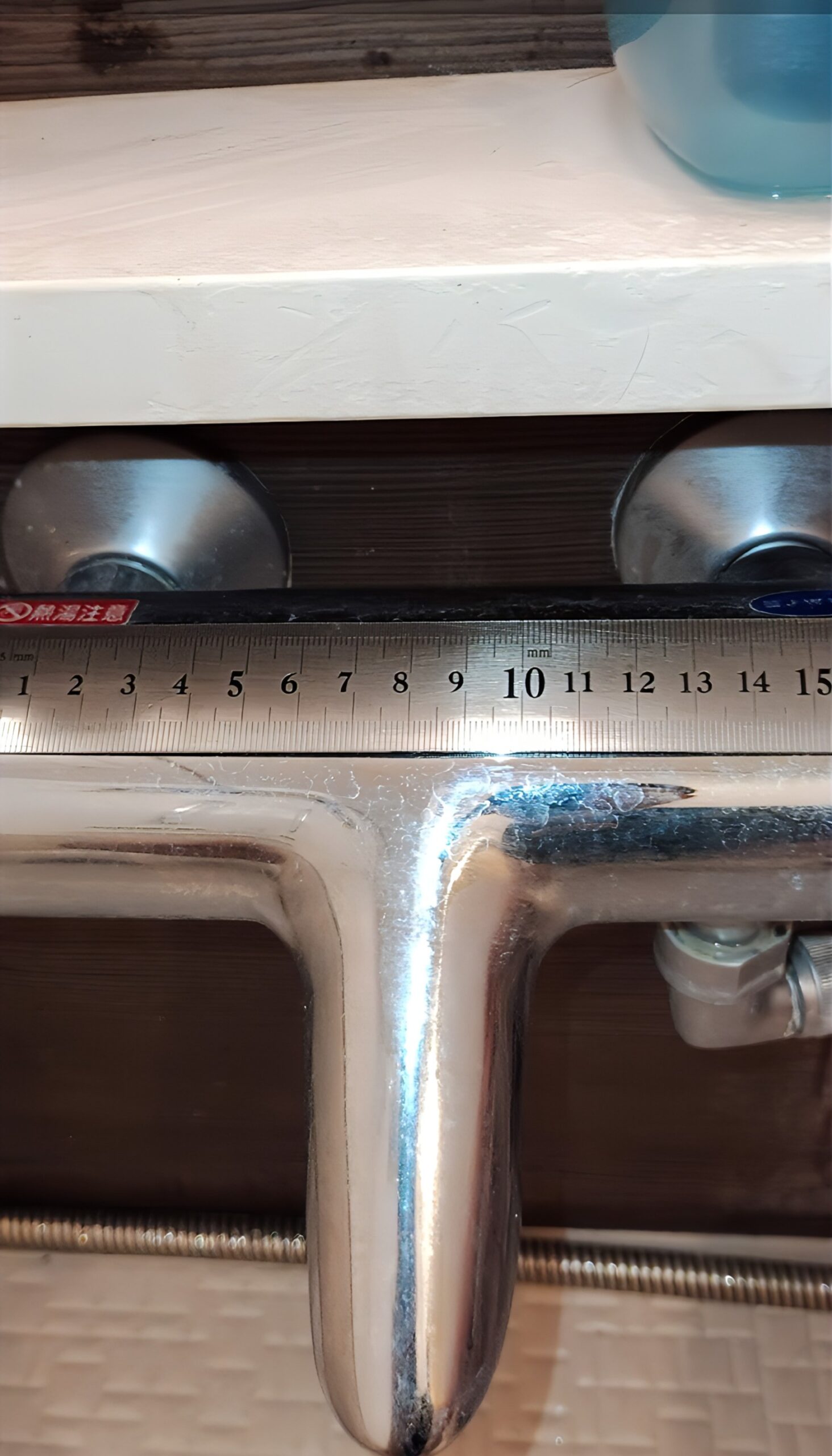 千葉県市川市 浴室蛇口 芯々寸法をスケールで計測