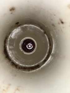 【施工事例】東京都足立区で台所の排水つまり修理｜異物（キャップ）の取り出し