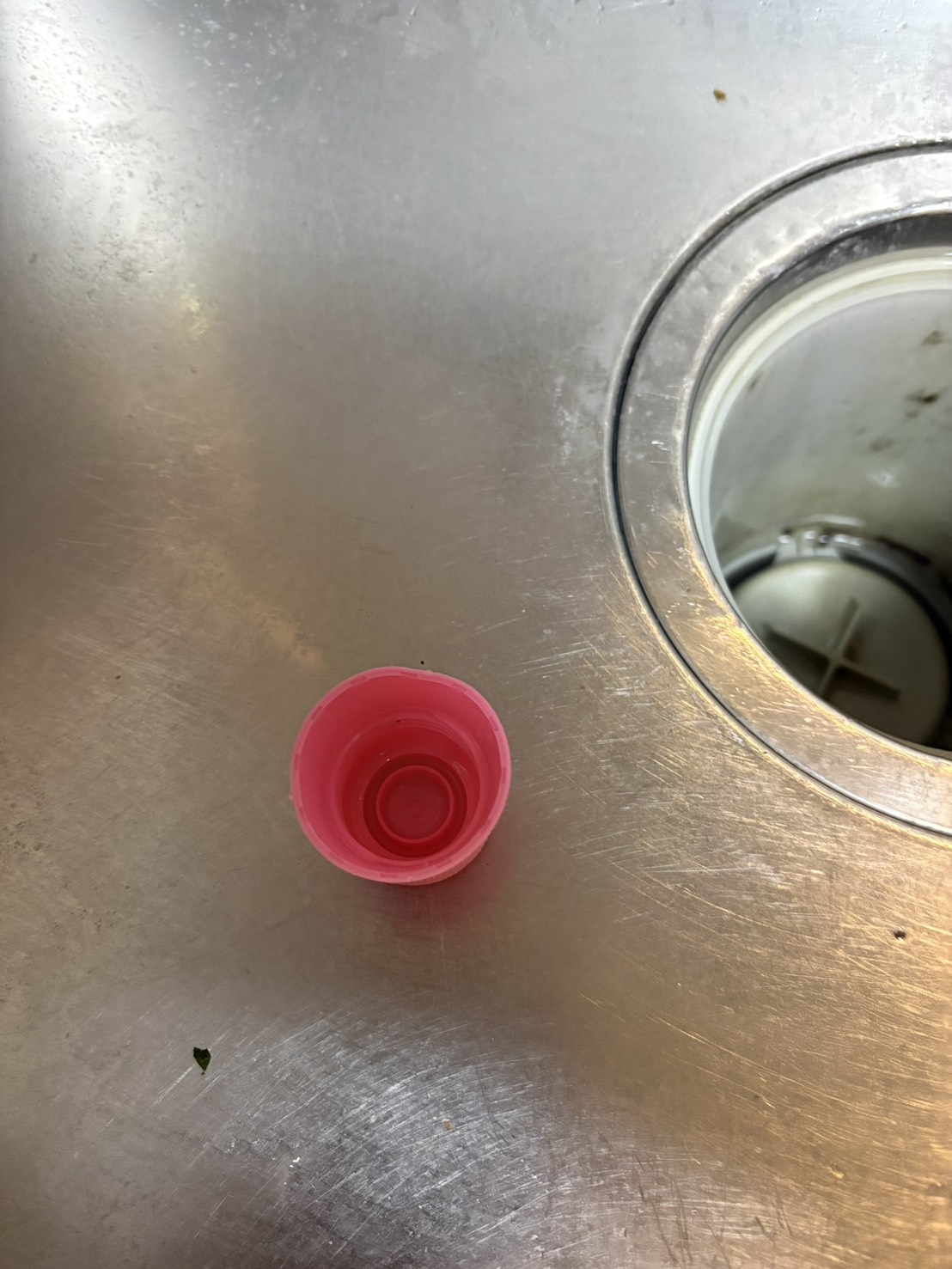 東京都足立区 台所排水 取り出したキッチンハイターのキャップ