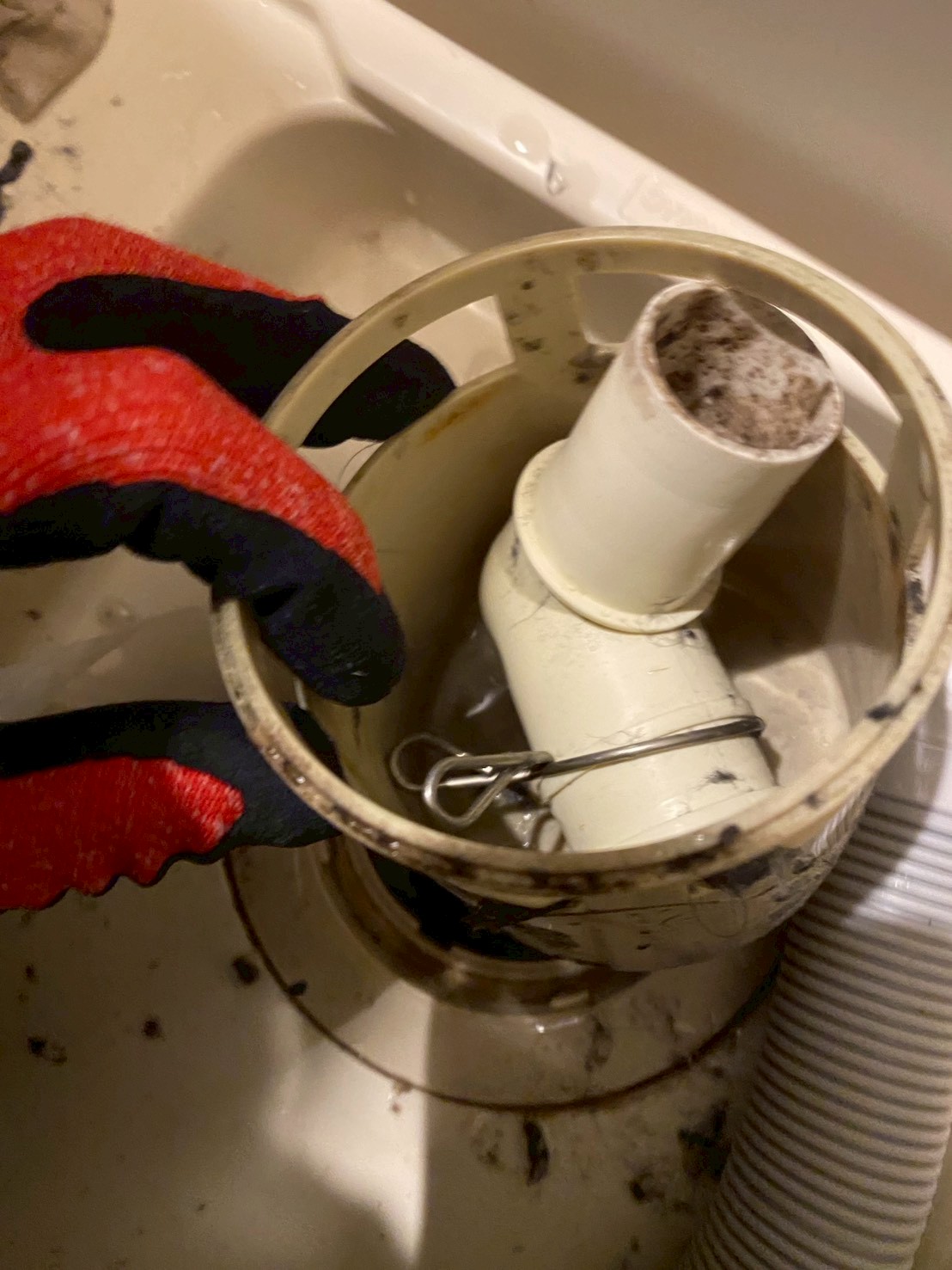 洗濯機つまり作業中の排水トラップの様子(文京区)