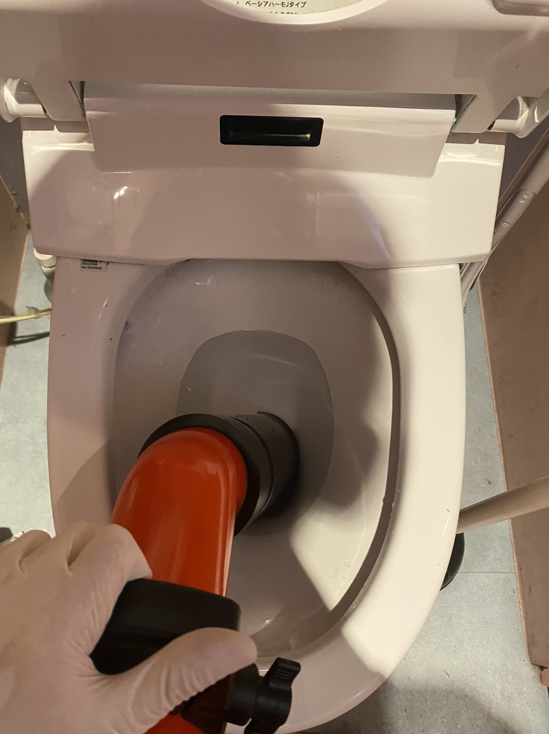 トイレつまり修理中の状態(文京区) ※汚物まみれだったため画像は修理後にイメージとして撮影しています。