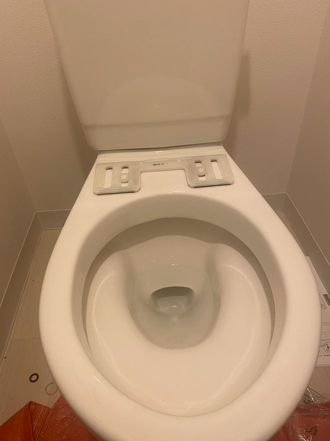 北区 温水洗浄便座交換作業中の様子